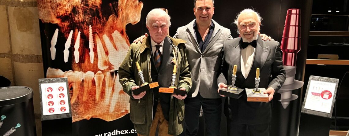 Dr. Marco E. Pasqualini -Dr. Silvano Tramonte- Referentes en la Odontolgia mundial, con Luis Mateos Garnica de visita Stand Radhex