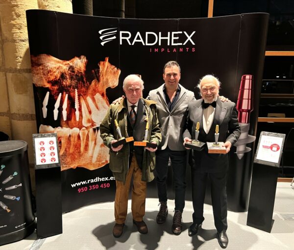 Dr. Marco E. Pasqualini -Dr. Silvano Tramonte- Referentes en la Odontolgia mundial, con Luis Mateos Garnica de visita Stand Radhex